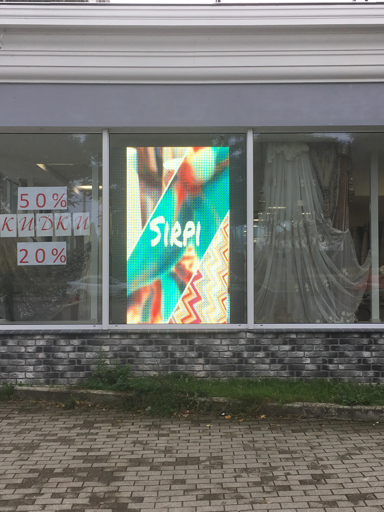LED-экран в витрине магазина